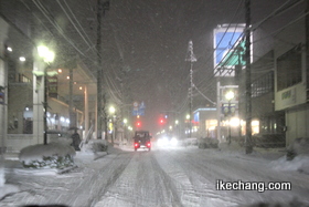 写真：うっすらと雪が積もった天童市東本町付近の様子