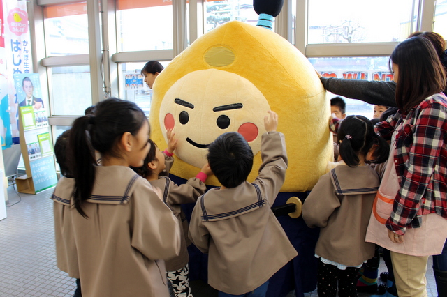 写真：子どもたちに囲まれる天童こま八