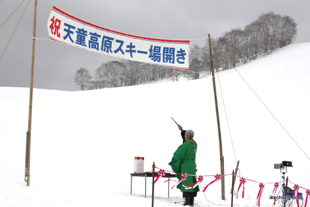 写真：安全を祈願する高瀧山光明院の滝口廣尊主（天童高原スキー場開き）