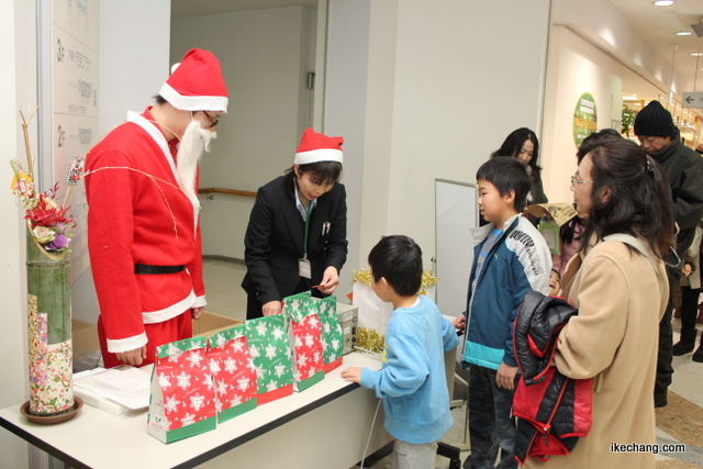 写真:サンタクロース大抽選会(クリスマスマルシェ)