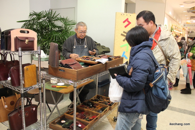 写真:革もの工房(クリスマスマルシェ)