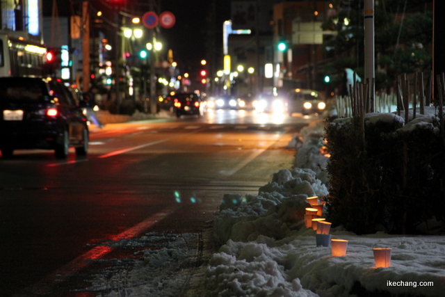 写真:温泉街に向かう道路に並べられたキャンドル(キャンドルナイトinてんどう2016)