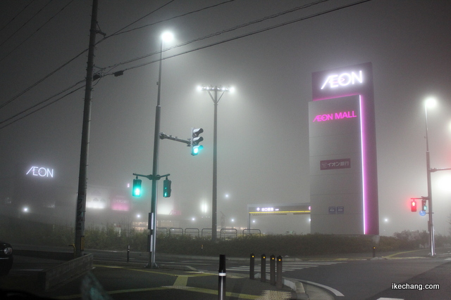 写真：霧に包まれ建物が見えないイオンモール天童