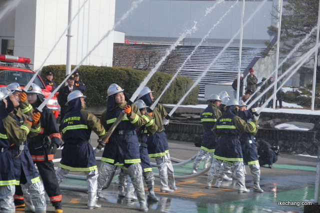 写真：消防団員による祝賀放水
