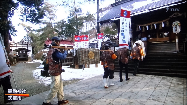 写真：寒中挽き抜きそばを建勲神社に奉納