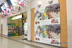 写真：天童駅改札口前に設置された「３月のライオン」特大ポスター