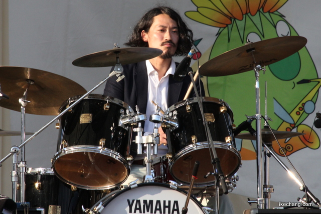 写真：ドラムの北澤誠さん（ジョンダナフェスティバル）