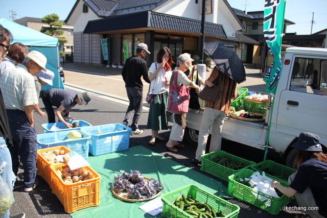 写真:旬の野菜が並ぶお店(軽トラ市in天童2017)