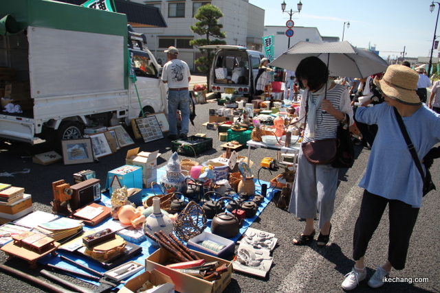写真:民芸品などが並ぶお店(軽トラ市in天童2017)