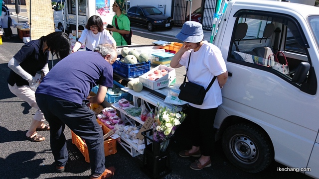 写真:果物や野菜を扱うお店(軽トラ市in天童2017)