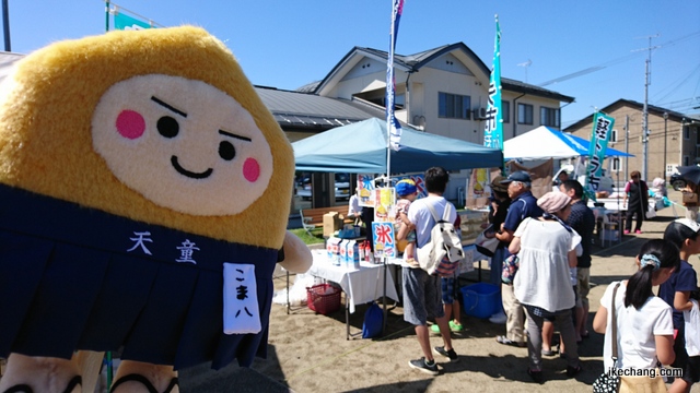 写真:天童こま八と天童市観光物産協会のブース(軽トラ市in天童2017)