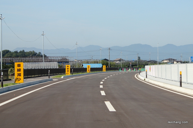 写真：芳賀タウンから南側にある車線減少の案内板（清池南小畑線）
