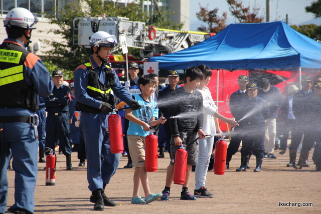 写真：小学生による初期消火訓練（天童市総合防災訓練）
