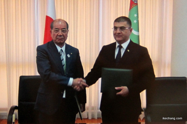 写真：握手する山本信治天童市長とトイリ・コメコフ委員長の写真も展示（トルクメニスタン国との文化交流のつどい）