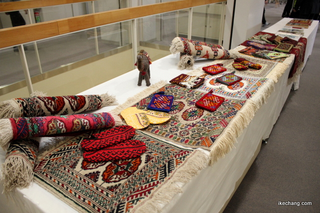 写真：トルクメニスタン国の民芸品（トルクメニスタン国との文化交流のつどい）