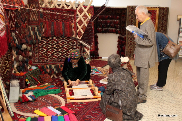 写真：トルクメニスタン国の特産品ジュータン（トルクメニスタン国との文化交流のつどい）