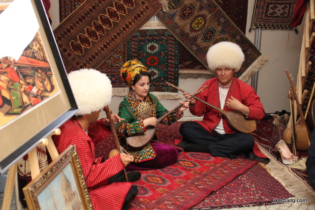 写真：トルクメニスタン国の伝統衣装と伝統音楽（トルクメニスタン国との文化交流のつどい）