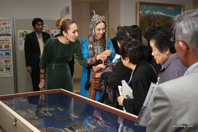 写真：装飾品について説明するトルクメニスタンの方々（トルクメニスタン国との文化交流のつどい）