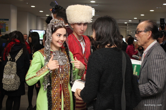 写真：民族衣装について説明するトルクメニスタンの方々（トルクメニスタン国との文化交流のつどい）