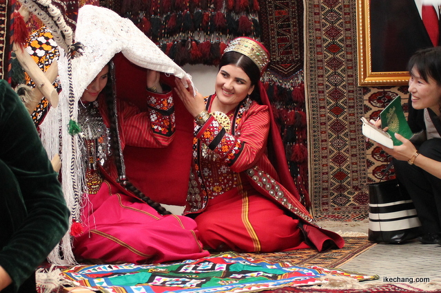写真：花嫁衣裳について説明するトルクメニスタンの方々（トルクメニスタン国との文化交流のつどい）