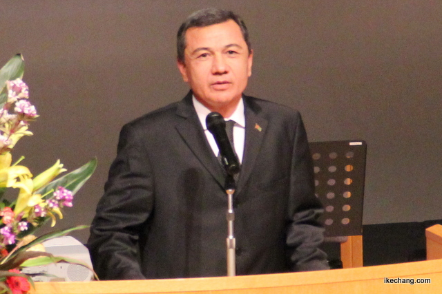 写真：あいさつするグルバンマンメト・エリャソフ　トルクメニスタン駐日大使（トルクメニスタン国との文化交流のつどい）