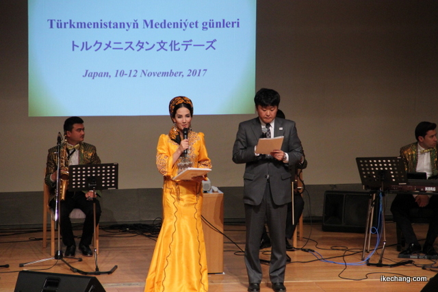 写真：通訳を交えながら演目を説明するトルクメニスタンの方々（トルクメニスタン国との文化交流のつどい）