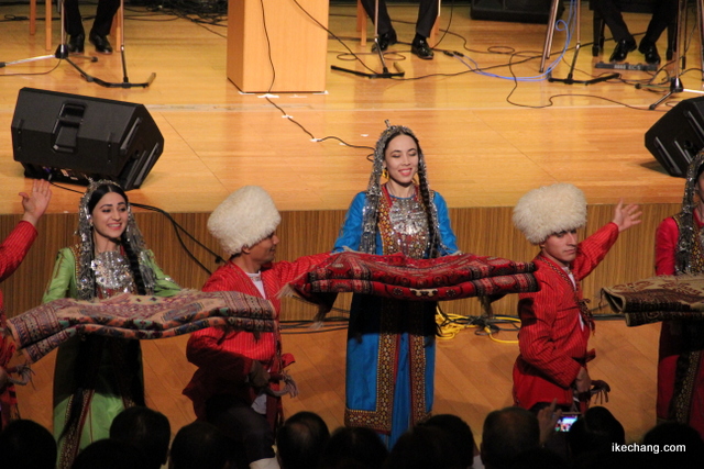 写真：特産のトルクメン絨毯（トルクメニスタン国との文化交流のつどい）