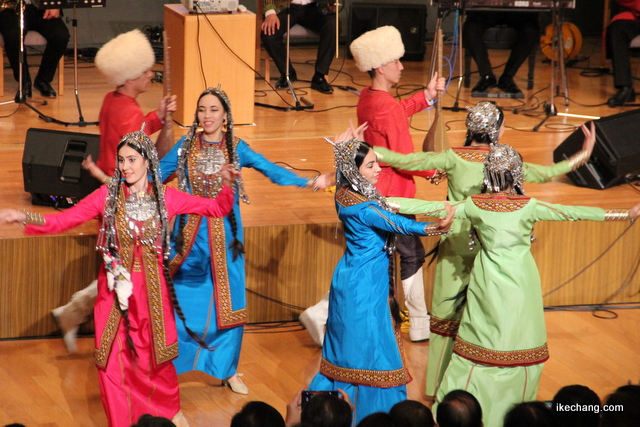 写真：きれいな民族衣装を身にまとった踊り手たち（トルクメニスタン国との文化交流のつどい）