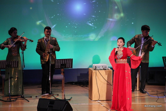 写真：さまざまな歌手が登場（トルクメニスタン国との文化交流のつどい）