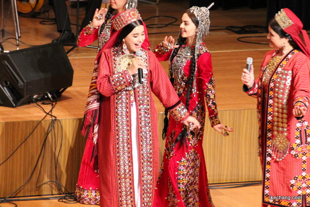 写真：歌と踊りを披露する女性たち（トルクメニスタン国との文化交流のつどい）