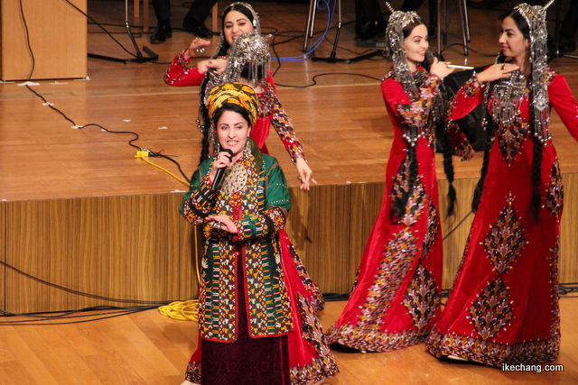 写真：歌と踊りを披露する女性たち（トルクメニスタン国との文化交流のつどい）