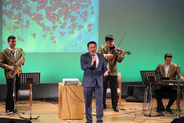 写真：熱唱する男性歌手（トルクメニスタン国との文化交流のつどい）