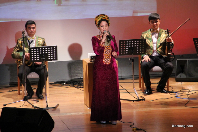 写真：伝統的な歌を披露する女性歌手（トルクメニスタン国との文化交流のつどい）