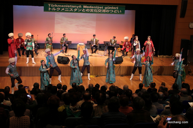 写真：みんなで大いに踊る様子（トルクメニスタン国との文化交流のつどい）