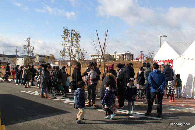 写真：開園を待ちわびるたくさんの市民（芳賀タウン中央公園開園式）