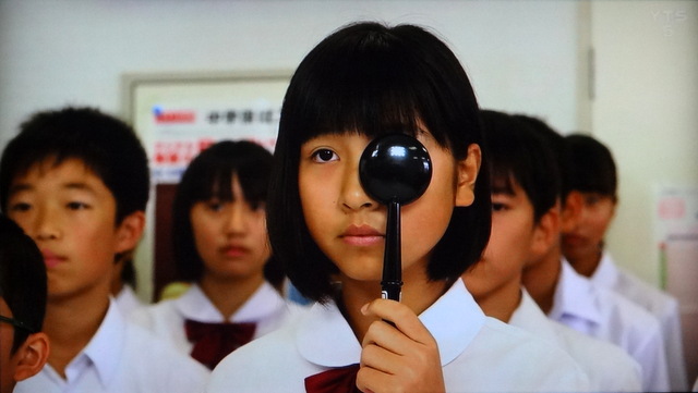 写真：視力検査に臨む女子中学生（第１８回山形ふるさとＣＭ大賞）