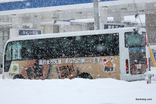 写真：雪の中を走る新しい福祉バス（天童市福祉バス贈呈式・出発式）