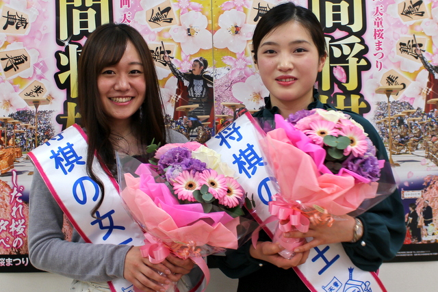 写真：第39代「将棋の女王」の名和彩夏さんと赤塚瑞穂さん
