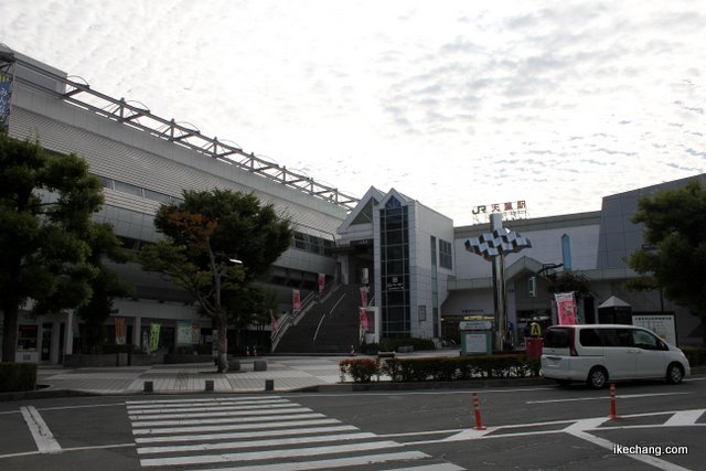 写真：横断歩道から眺めたJR天童駅東口