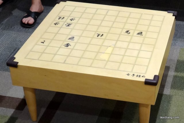 写真：詰め将棋になっているテーブル（二千局盤来プレイベント）