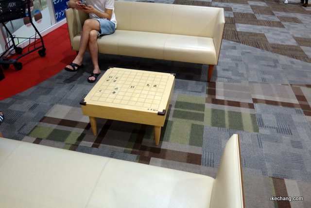 写真：イオンモール天童にある休憩用のテーブル（二千局盤来プレイベント）