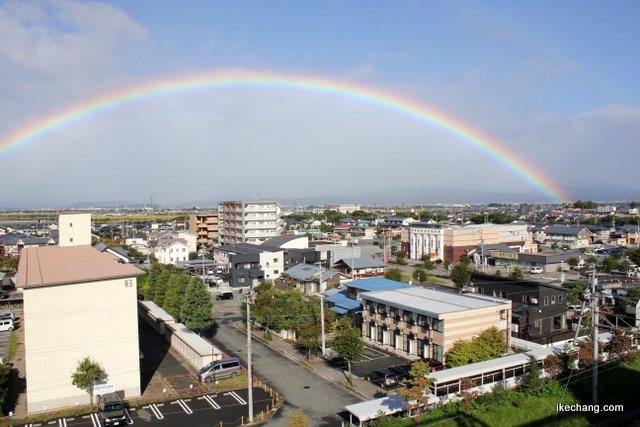 写真：台風一過で大きな虹