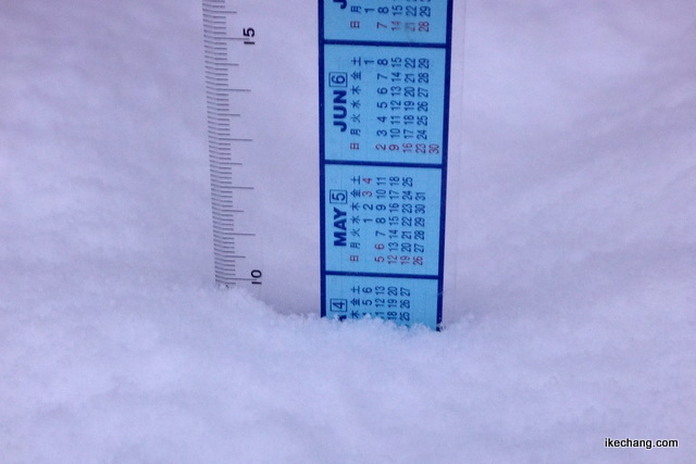 写真：定規と積雪10センチ