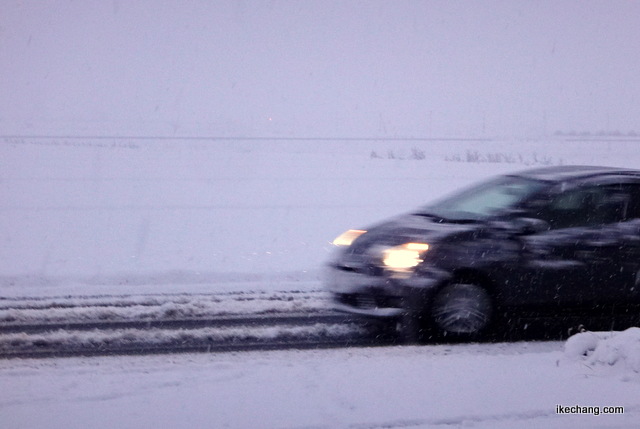 写真：雪道を走る自動車