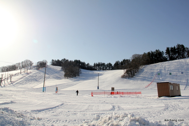 写真：雪に覆われたゲレンデ（天童高原スキー場開き）