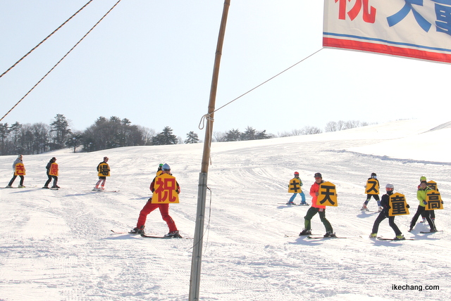 写真：スポーツ少年団によるデモンストレーション滑走（天童高原スキー場開き）