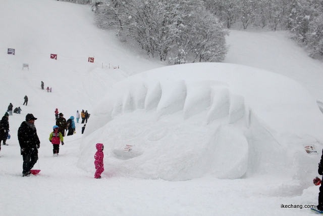 写真：ちびまる子ちゃんの巨大雪像（天童高原スノーパークフェスタ）