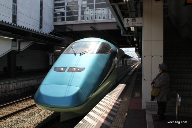 写真：JR天童駅に到着するリゾート新幹線「とれいゆ つばさ」