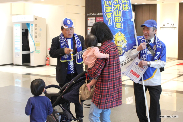 写真：天童市議会スポーツ議員連盟のみなさん（天童市民応援デーキックオフイベント）