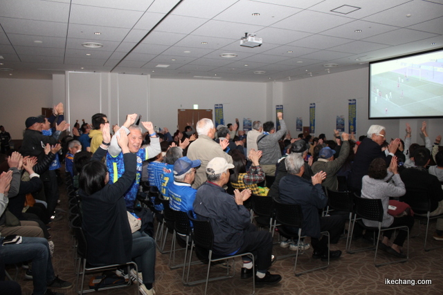 写真：決勝点に沸くイベント会場（天童市民応援デーキックオフイベント）